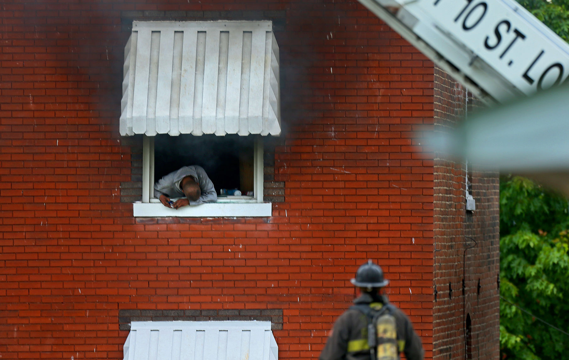 Man sets house on fire in north St. Louis, threatens firefighters